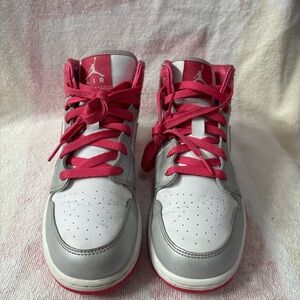 Jordan 1 Mid GS
Platinum Pink White Size 6 Youth /Womens Sz 7.5